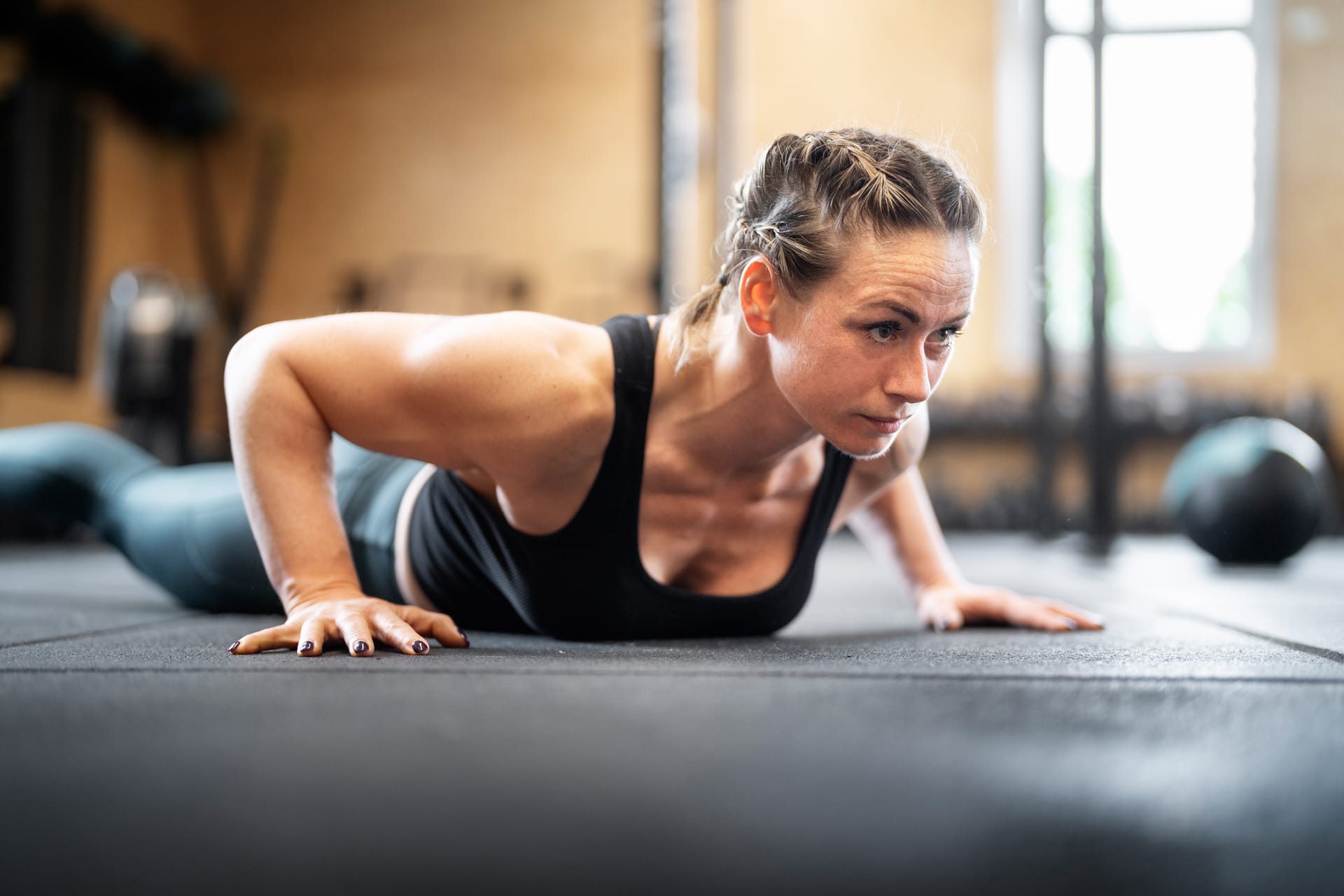 Best sports images side view woman doing burpees