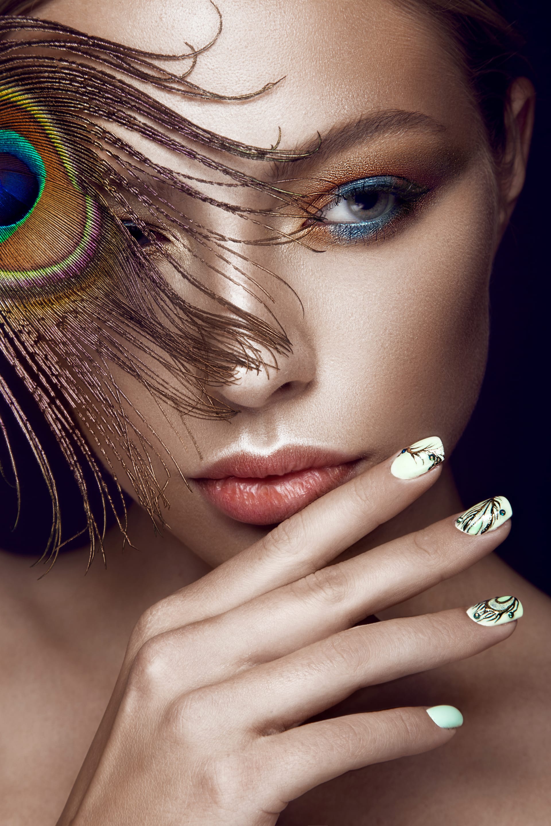 Bright makeup manicure design peacock feather her face art nails