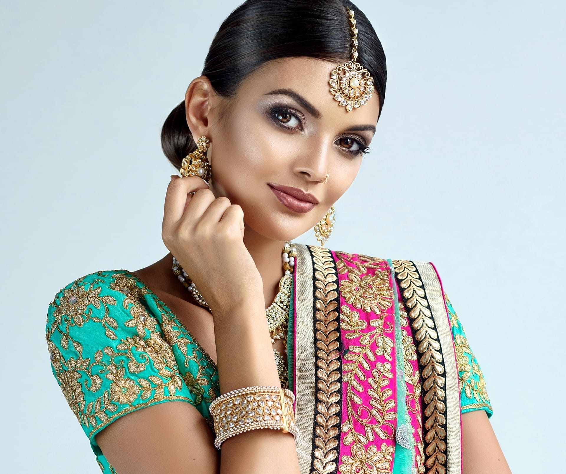 Splendid makeup indian jewelry set with head tikka