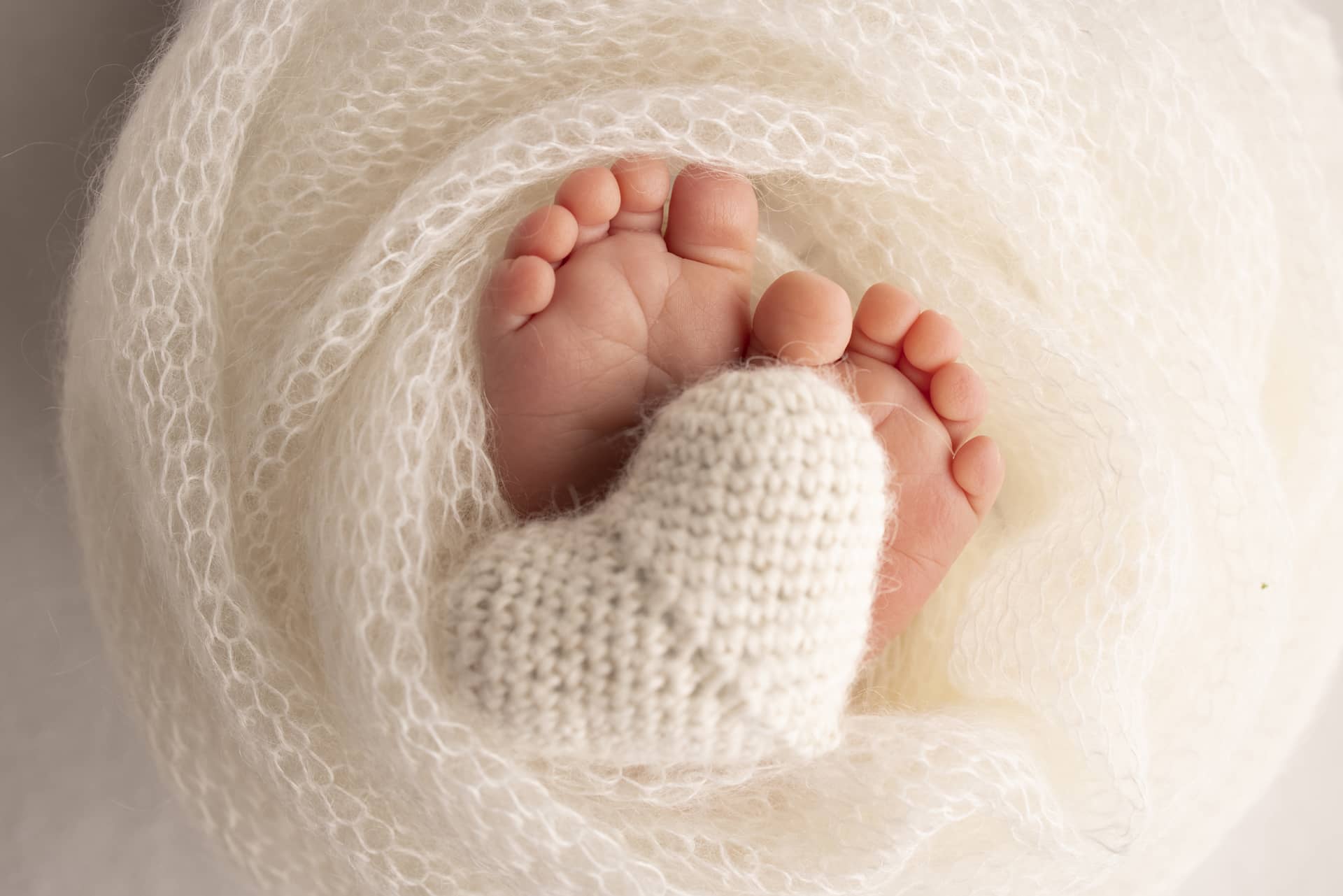 Heels feet newborn knitted white heart legs baby macro photography